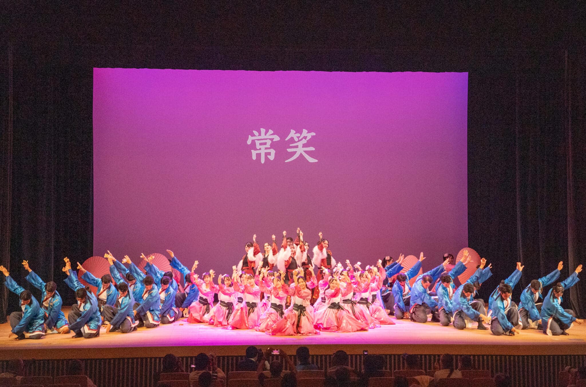 富山県民会館のステージでチームが演舞する富山のよさこい祭り