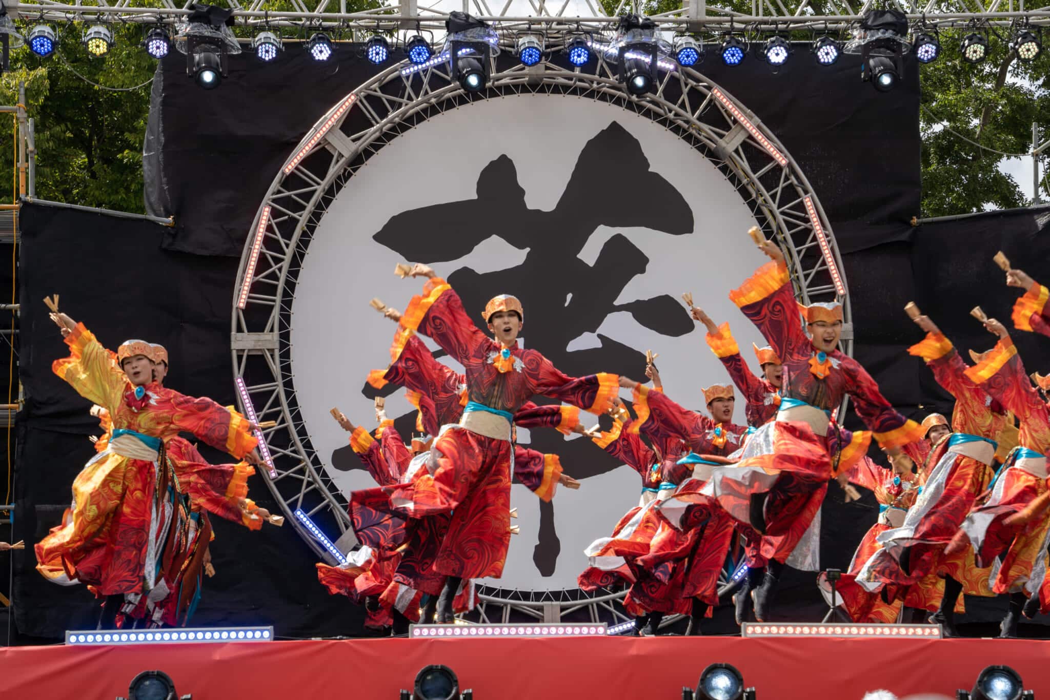 特設ステージで色鮮やかな衣装の踊り手が演舞する富山のよさこい祭り