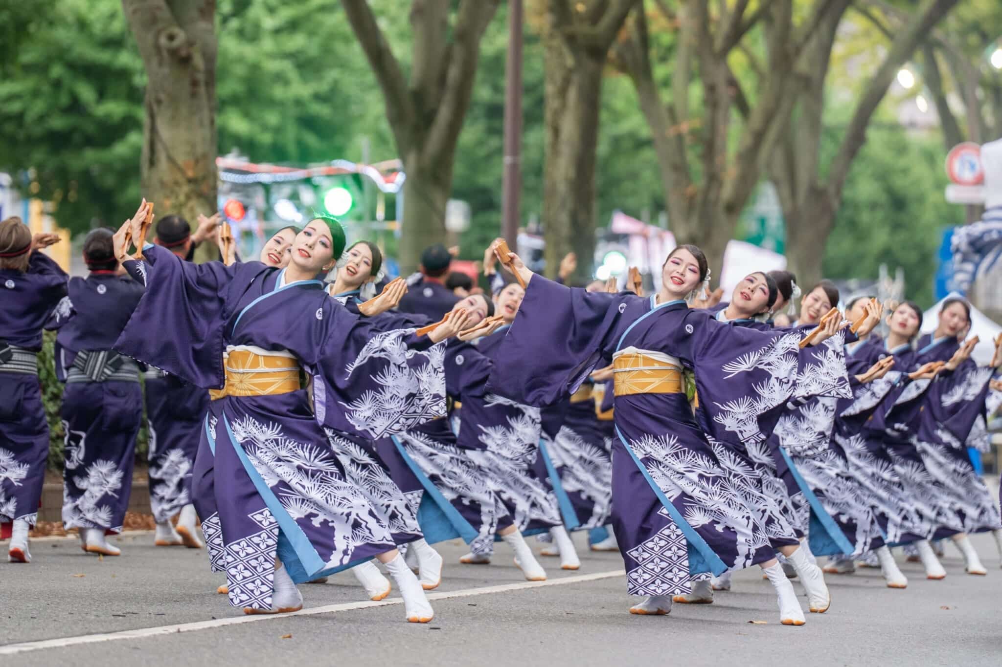 城址大通りで鳴子を手に踊る富山のよさこい祭りの参加者