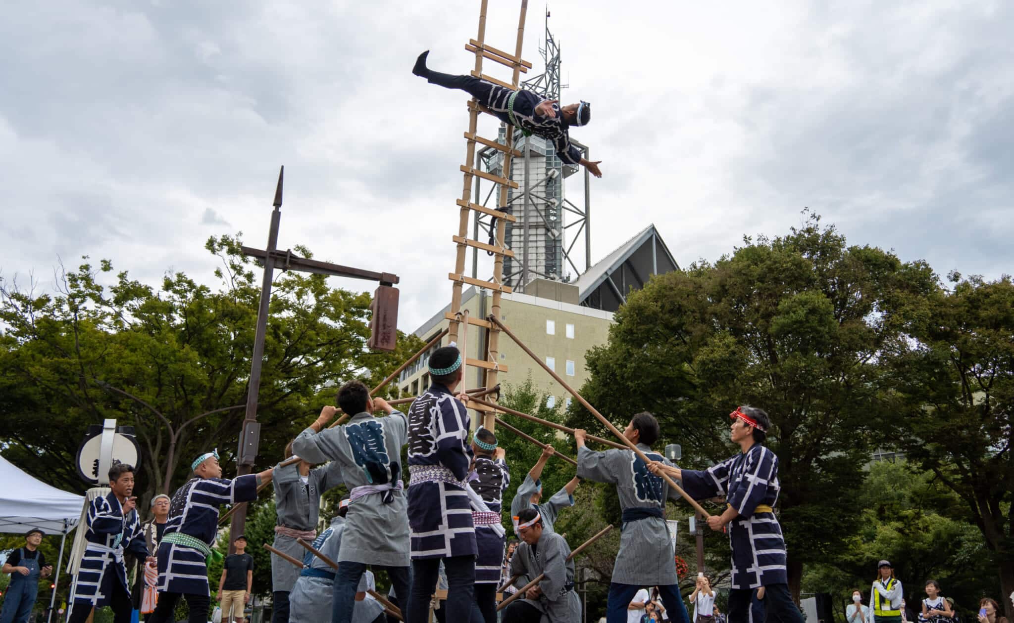 富山県若鳶会による梯子登りや纏振りなどの伝統芸披露