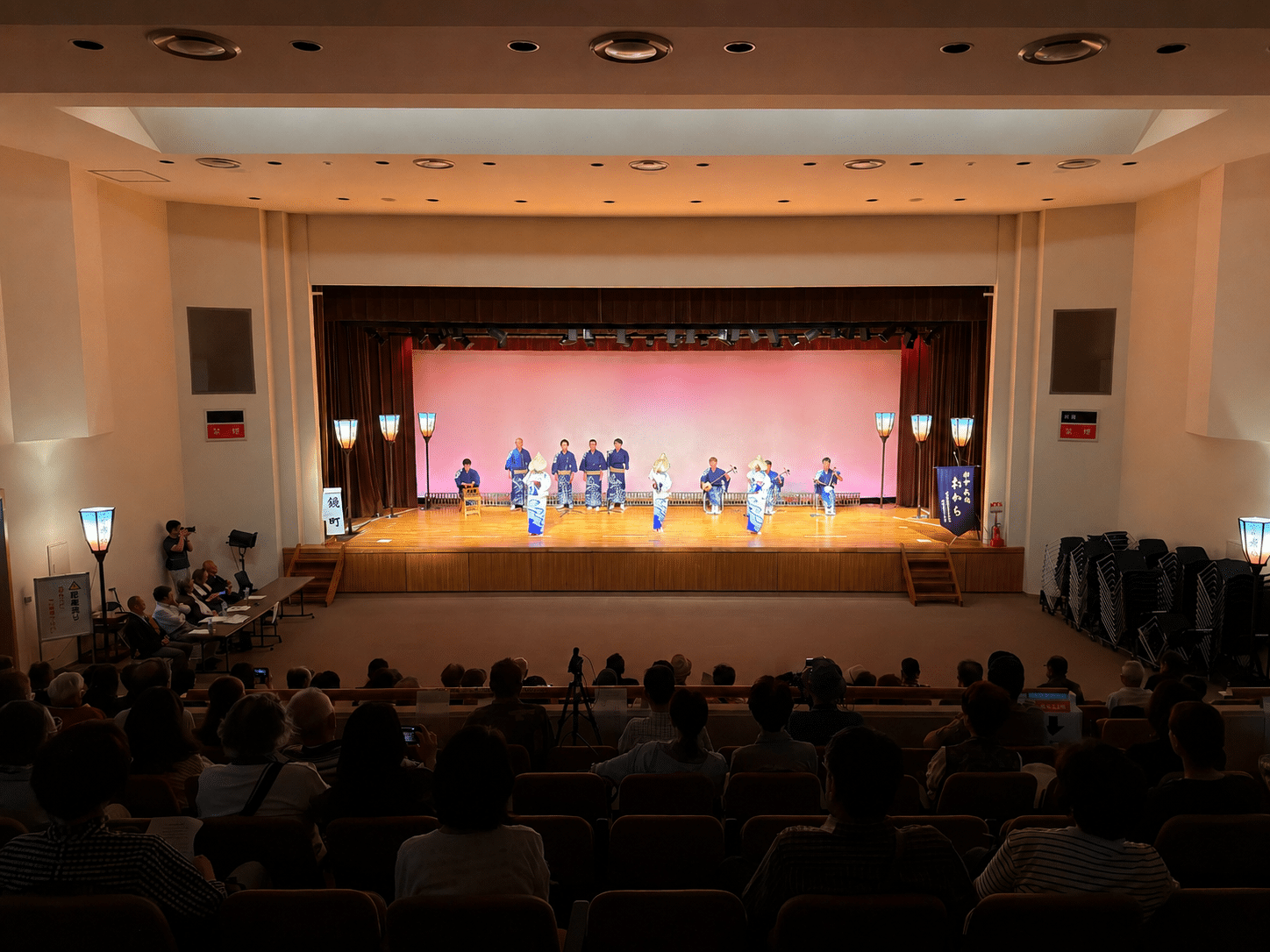 富山市八尾曳山展示館ホールの競演会ステージで披露されるおわら