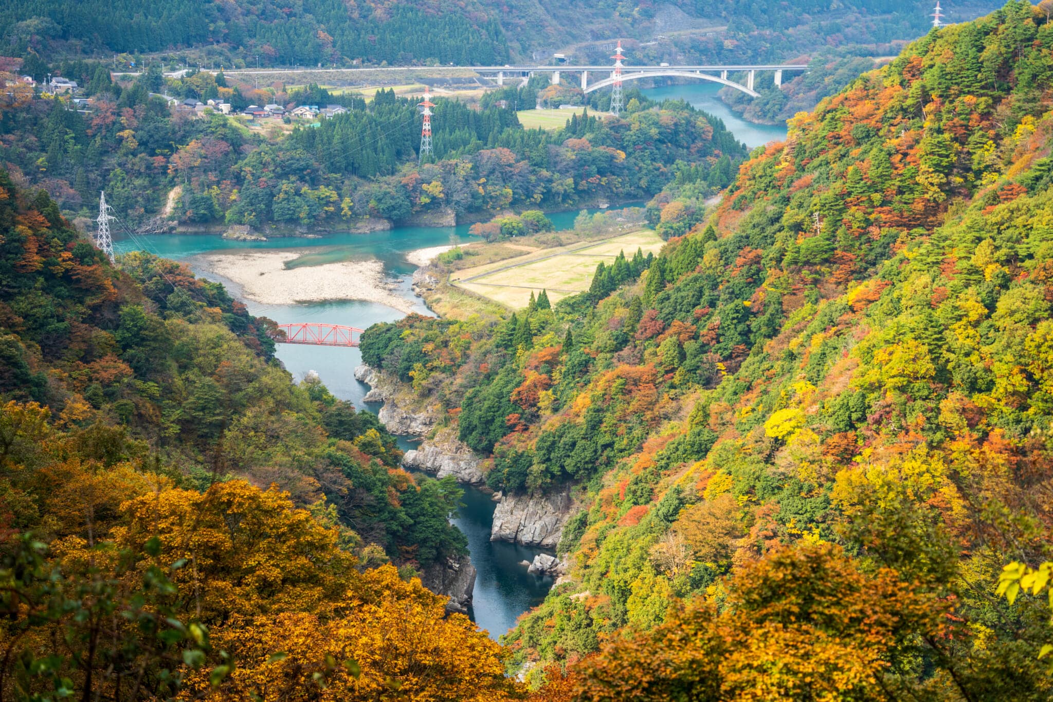 秋の神通峡の紅葉