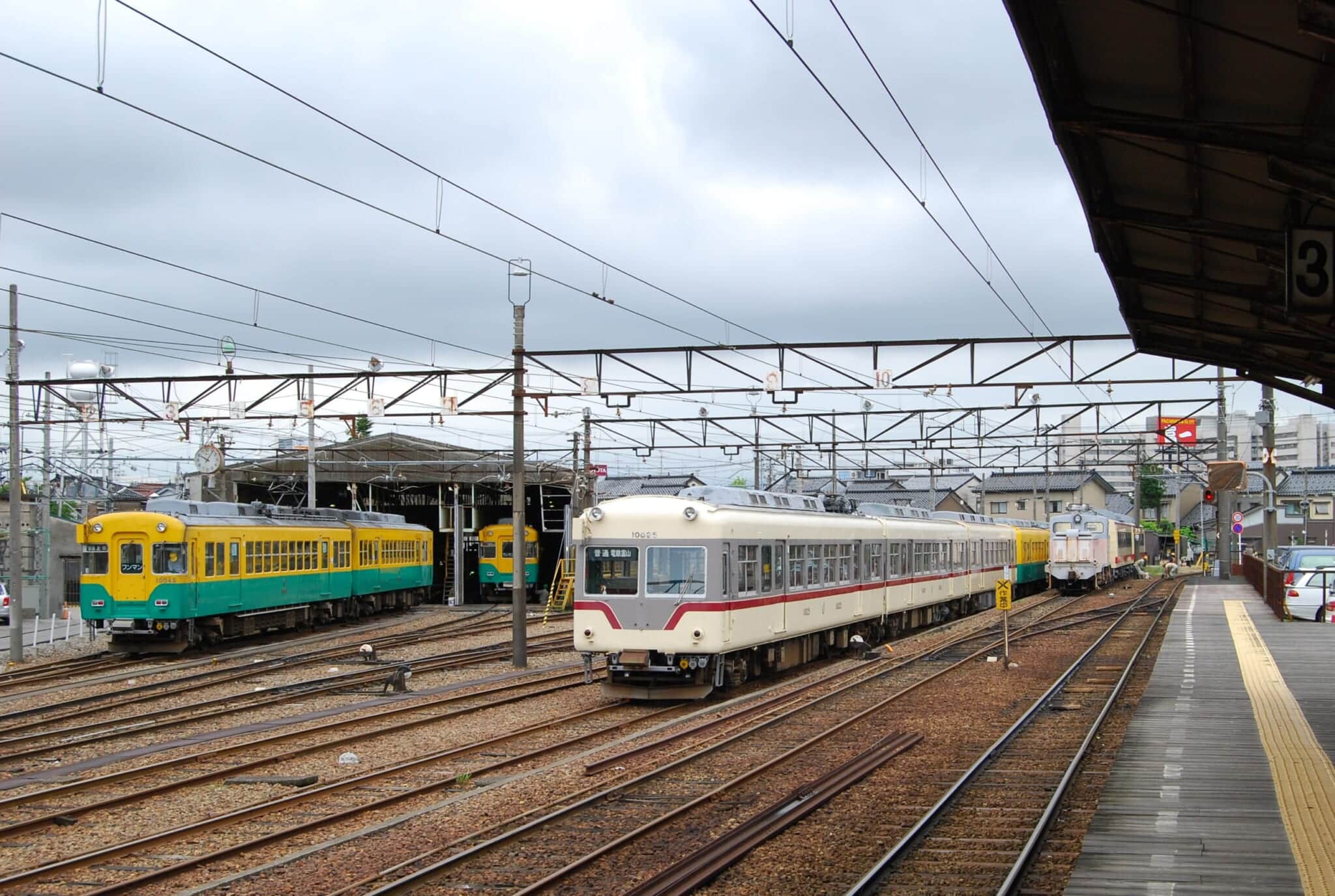 富山地方鉄道の電車と駅