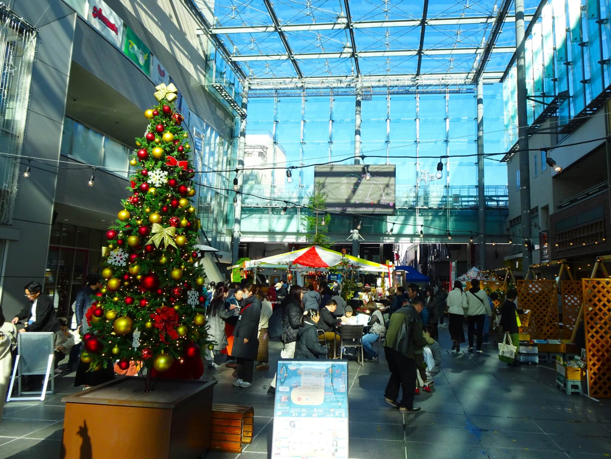 大きなクリスマスツリーとマーケット会場の様子